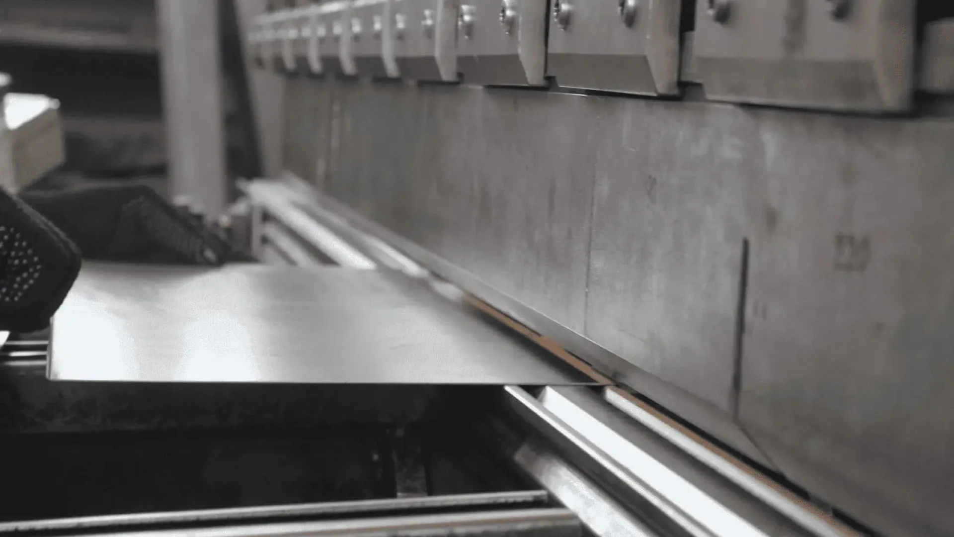 Рубка гильотиной лист с полимерным покрытием 5 мм 2.5 м